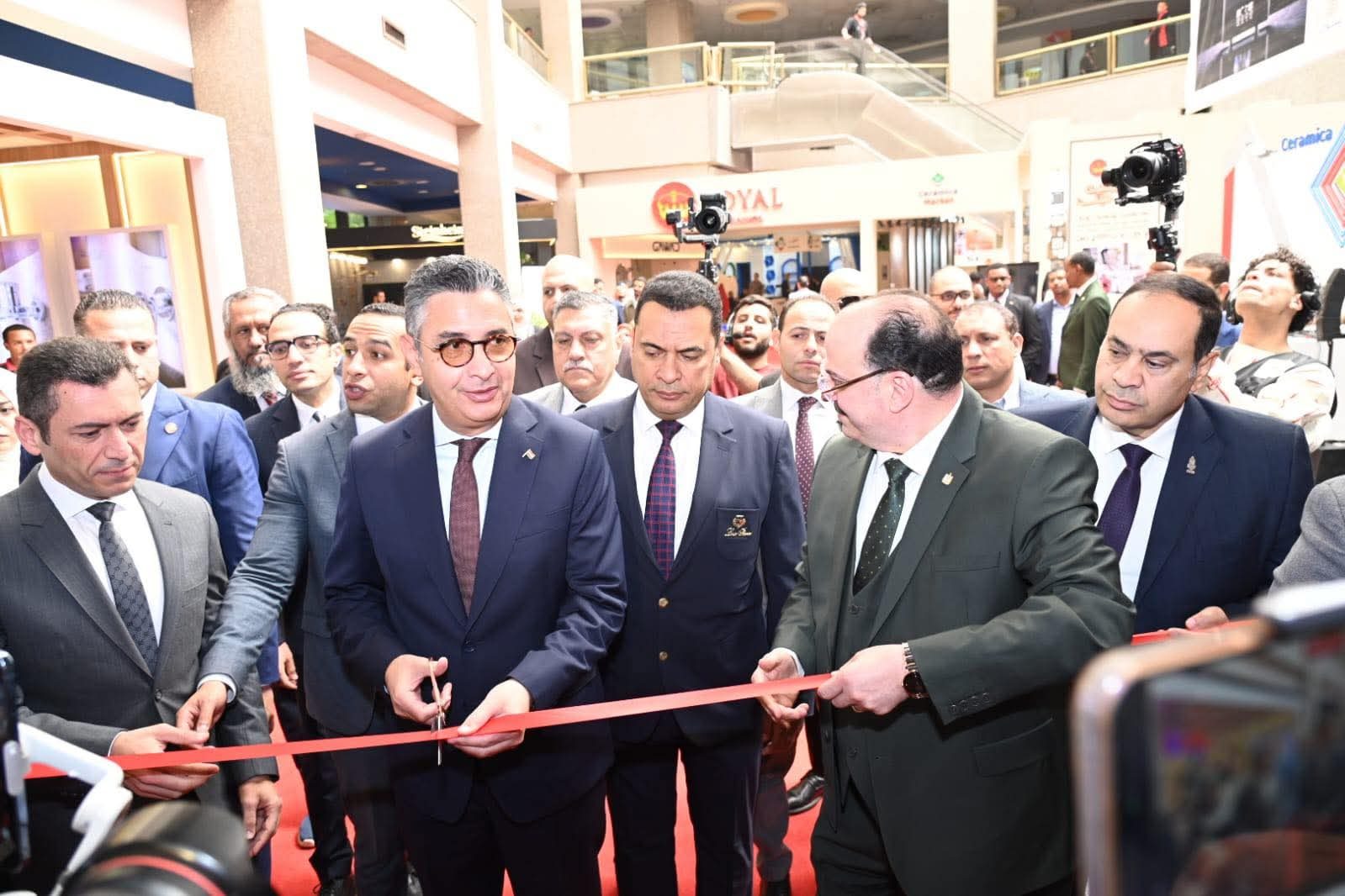 The Minister of Supply and Internal Trade cutting the ribbon to open the 18th edition of Ceramica Market