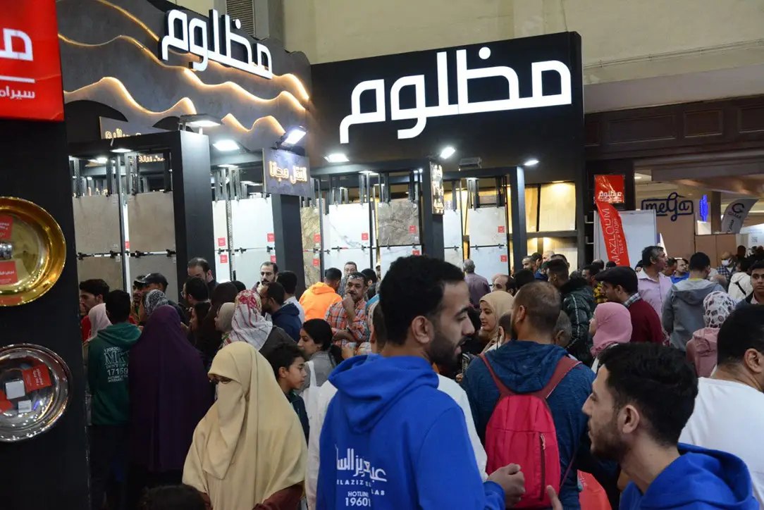Crowded Ceramica Market aisle with visitors comparing booths