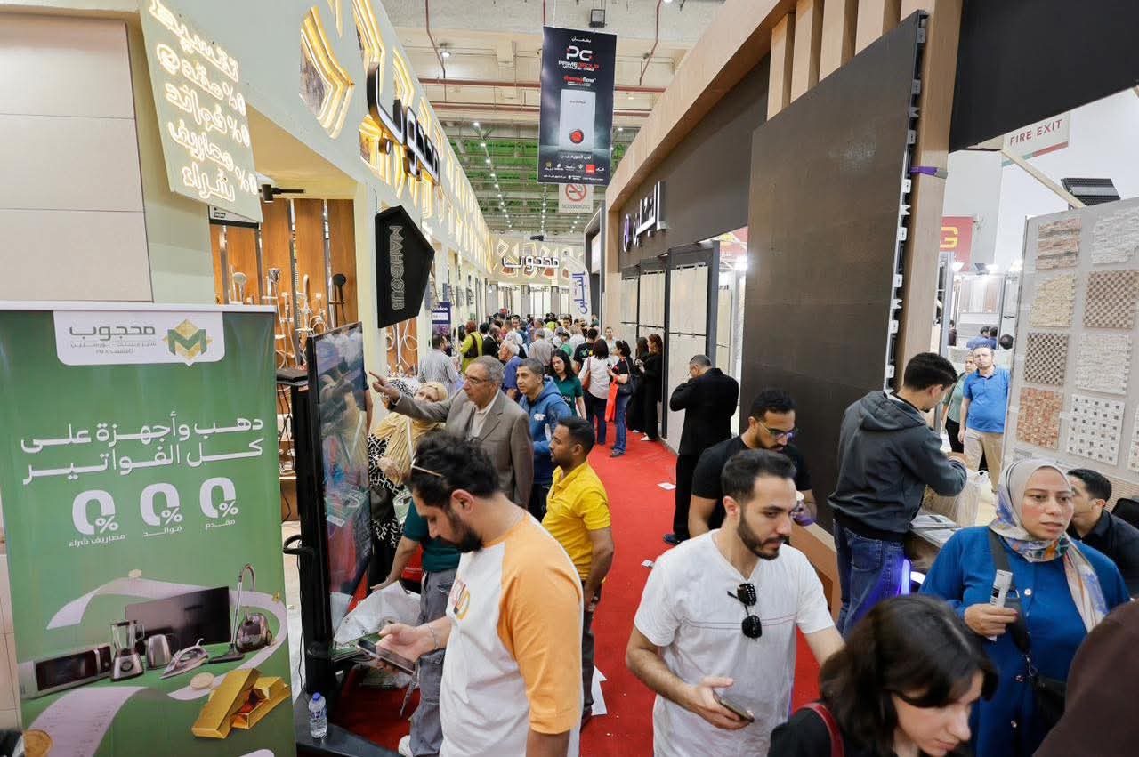 A busy aisle lined with tile and sanitaryware stands