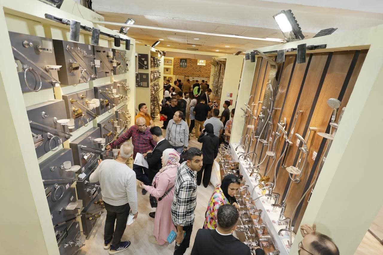 Buyers looking at showers, mixers and bathroom accessories
